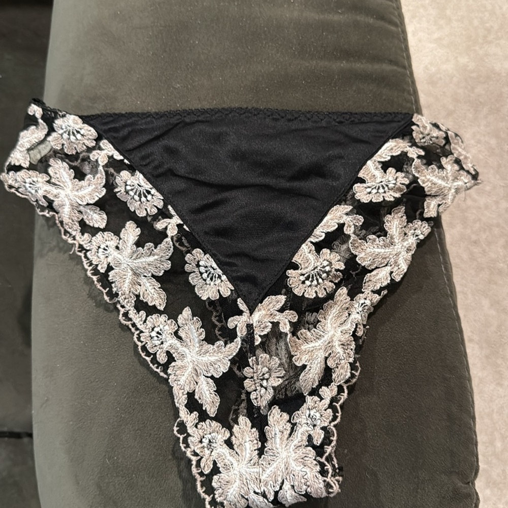 Victoria’s Secret black lace panty - Picture 5 of 5
